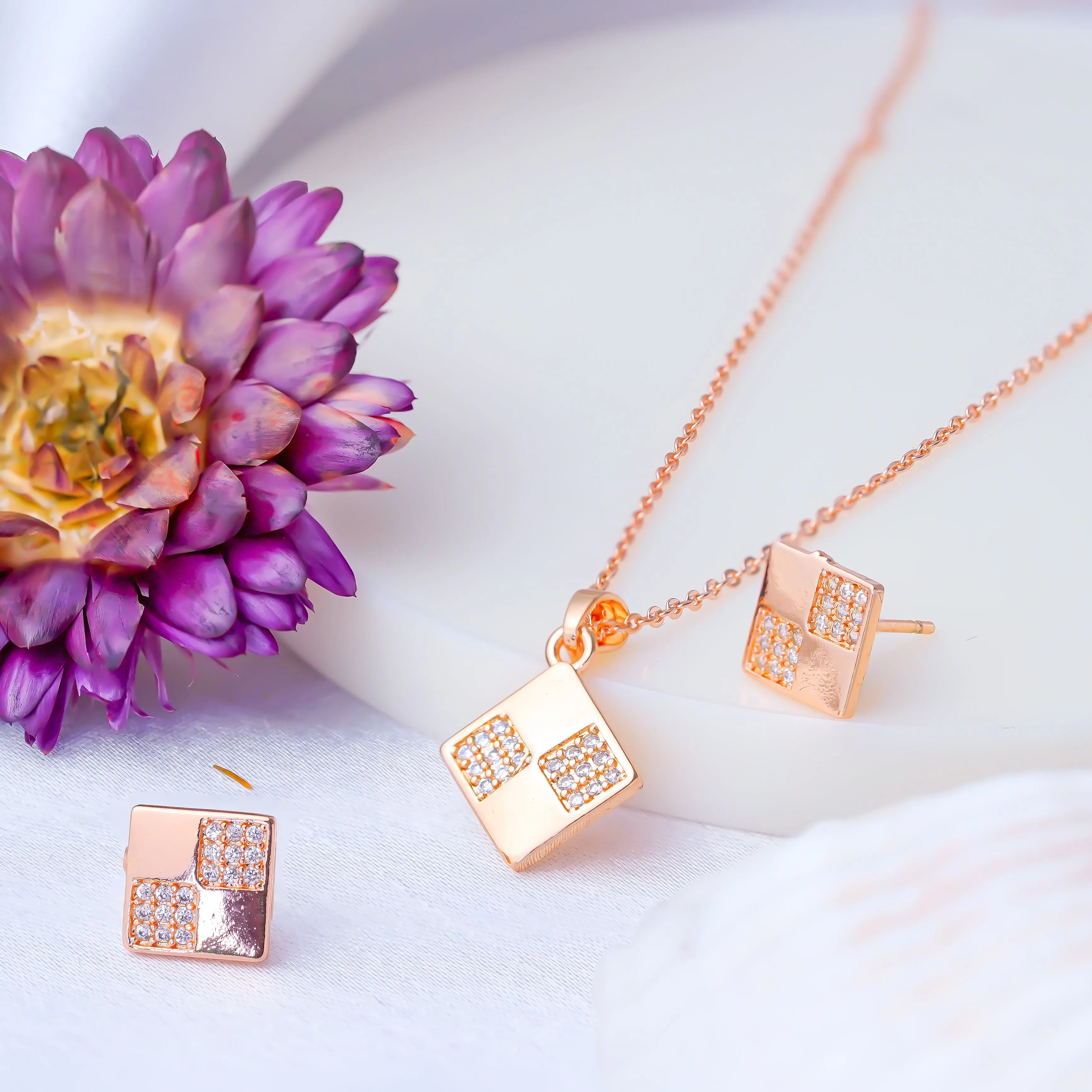 Zarder Rose Gold Designer Chain Pendant Set: Where Sophistication Meets Innovation