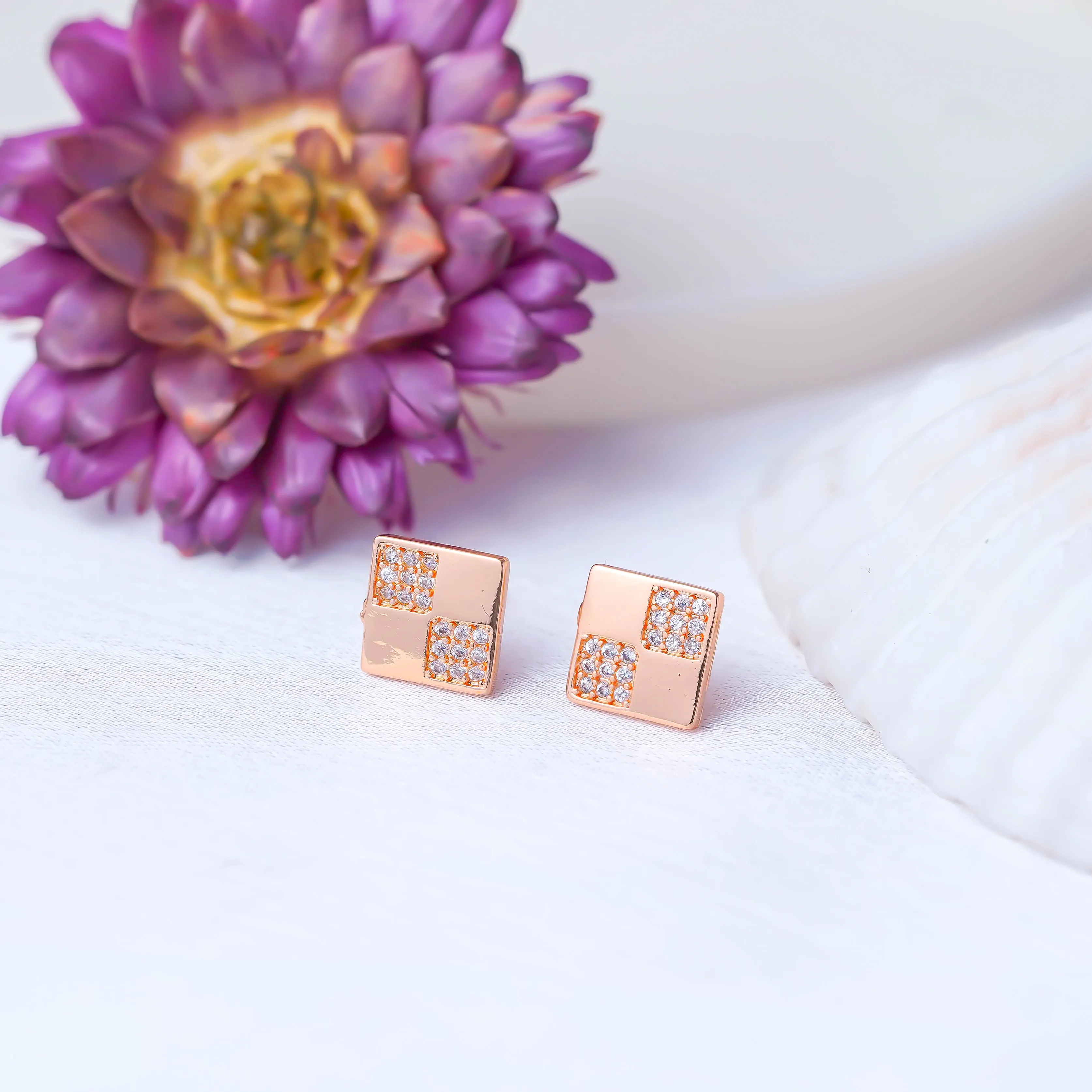 Zarder Rose Gold Designer Chain Pendant Set: Where Sophistication Meets Innovation